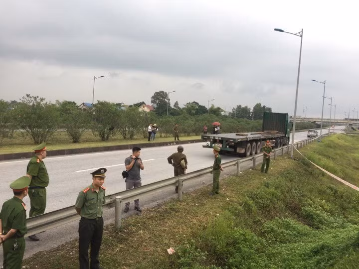 Liên quan đến sự việc xe container đâm ô tô Inova đi lùi trên cao tốc, vào khoảng 15h chiều ngày 22/8, Cơ quan CSĐT Công an thị xã Phổ Yên, tỉnh Thái Nguyên đã tiến hành thực nghiệm điều tra vụ án “Vi phạm quy định về điều khiển giao thông đường bộ” xảy ra ngày 19/11/2016 tại Km40+800 đường cao tốc Hà Nội - Thái Nguyên (đoạn qua xóm Sử, xã Tân Hương, thị xã Phổ Yên) khiến 4 người chết và 6 người khác bị thương. 