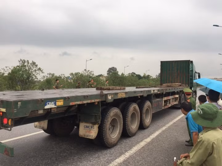 Theo kết luận điều tra, chiều 19/11/2016, bị cáo Ngô Văn Sơn (ở Bắc Ninh) lái xe Innova chở 10 người trên cao tốc Hà Nội - Thái Nguyên lùi xe về hướng Hà Nội nhằm đi ra nút giao Yên Bình (huyện Sông Công, Thái Nguyên). Tài xế có bật đèn màu đỏ.