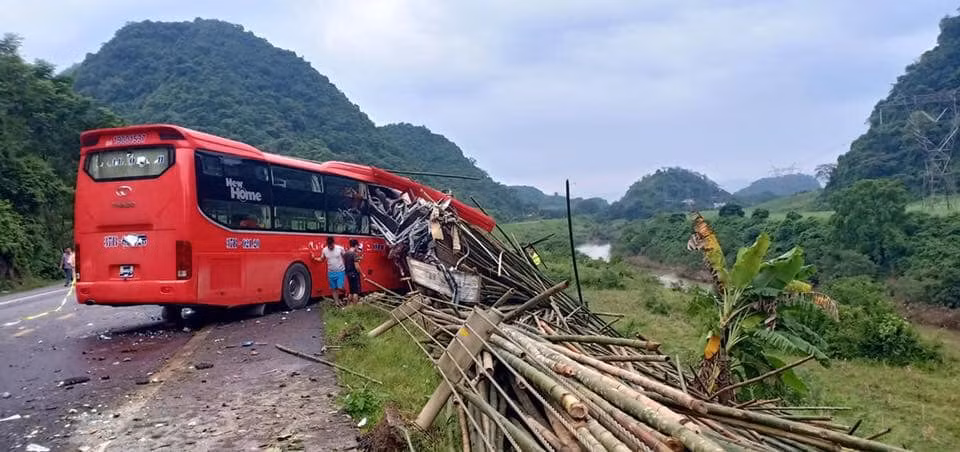 Hoa Binh: Xe khach tong xe tai 16 nguoi thuong vong