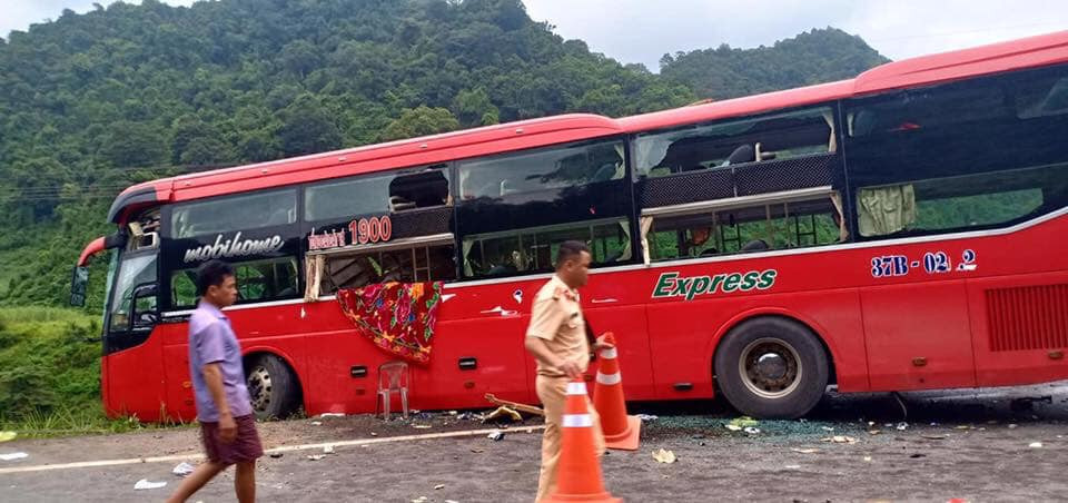 Hoa Binh: Xe khach tong xe tai 16 nguoi thuong vong-Hinh-2