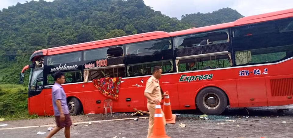 Hoa Binh: Xe khach tong xe tai 16 nguoi thuong vong-Hinh-2