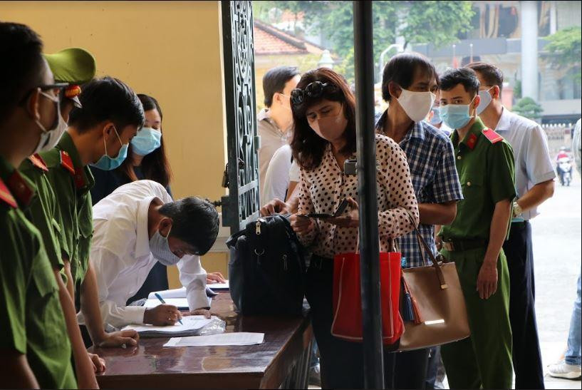 An ninh trong phiên tòa xét xử được đảm bảo an ninh nghiêm ngặt. Chỉ những người có giấy mời, hoặc có tư cách tham gia tố tụng mới được vào phòng xử án.