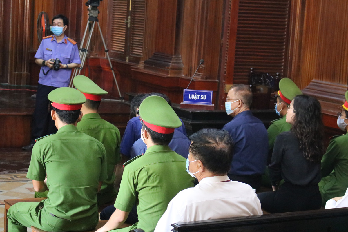 Liên quan vụ án, Nguyễn Thị Thu Thủy (61 tuổi, nguyên Giám đốc Công ty Quản lý kinh doanh nhà TP.HCM) bị điều tra về cùng tội danh, do đang bỏ trốn nên cơ quan điều tra tách ra xử lý sau.