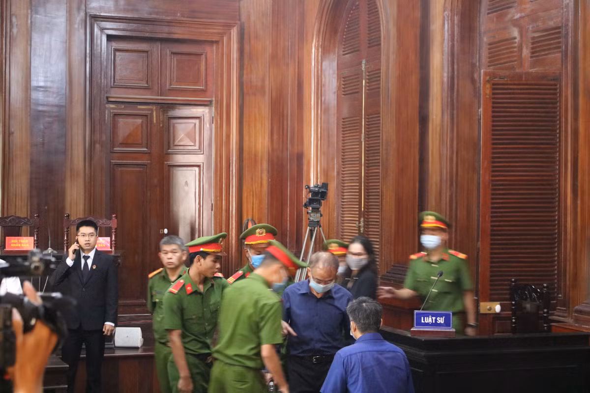 4 bị cáo đồng phạm gồm Lê Thị Thanh Thúy (41 tuổi, cựu Chủ tịch Công ty Hoa Tháng Năm, Chủ tịch HĐQT Công ty CP đầu tư Lavenue), Đào Anh Kiệt (63 tuổi, cựu Giám đốc Sở TN-MT TP.HCM), Nguyễn Hoài Nam (55 tuổi, cựu Bí thư Quận ủy quận 2) và Trương Văn Út (50 tuổi, cựu Phó trưởng phòng Quản lý đất đai thuộc Sở TN-MT TP HCM).