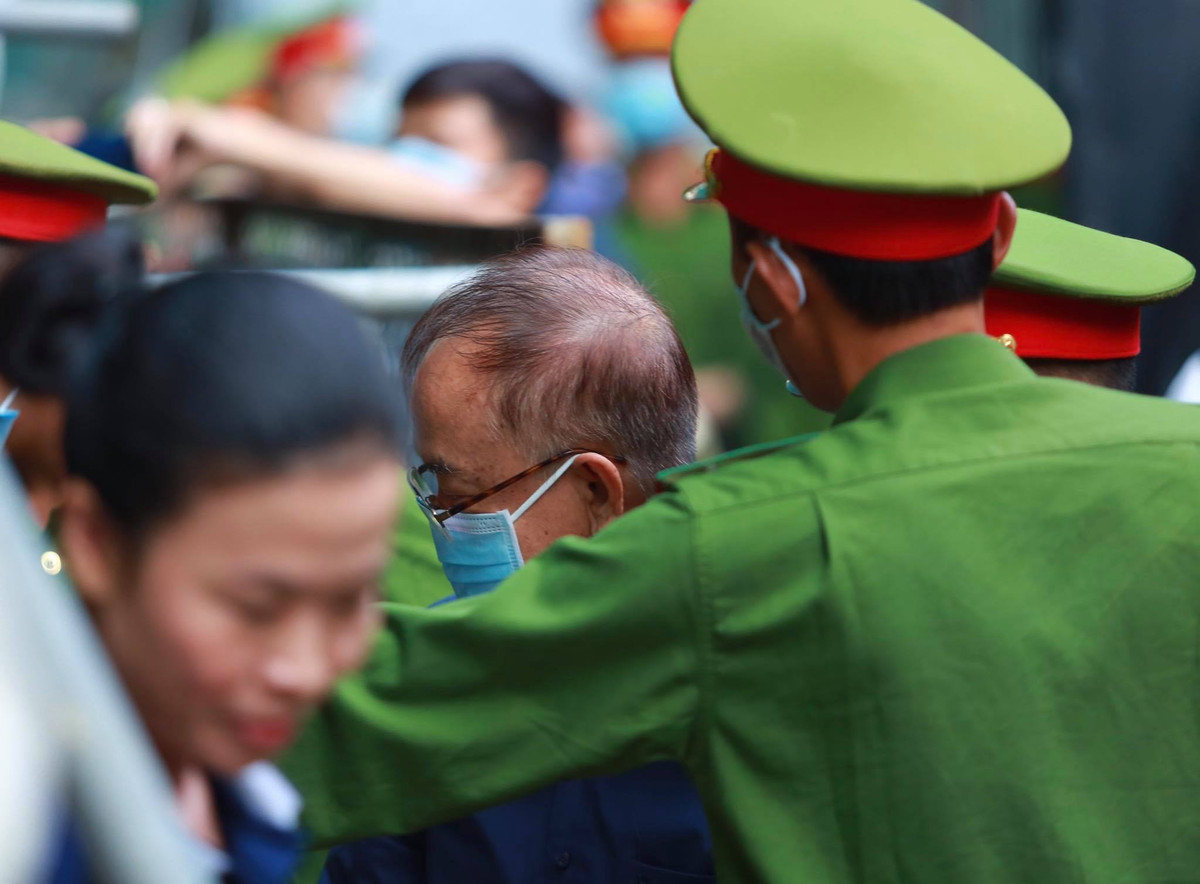 Từ ngày 16-21/9, TAND TP HCM mở phiên tòa sơ thẩm xét xử bị cáo Nguyễn Thành Tài (68 tuổi, cựu Phó chủ tịch UBND TP HCM giai đoạn 2008-2011) về tội Vi phạm quy định về quản lý, sử dụng tài sản Nhà nước gây thất thoát, lãng phí theo khoản 3 Điều 219 BLHS 2015, khung hình phạt 10-20 năm tù