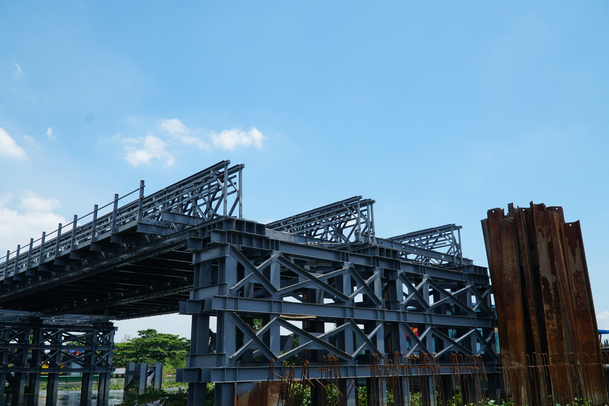 Hiện, cây cầu còn một nhịp cầu phía bên quận Gò Vấp chưa được lắp.