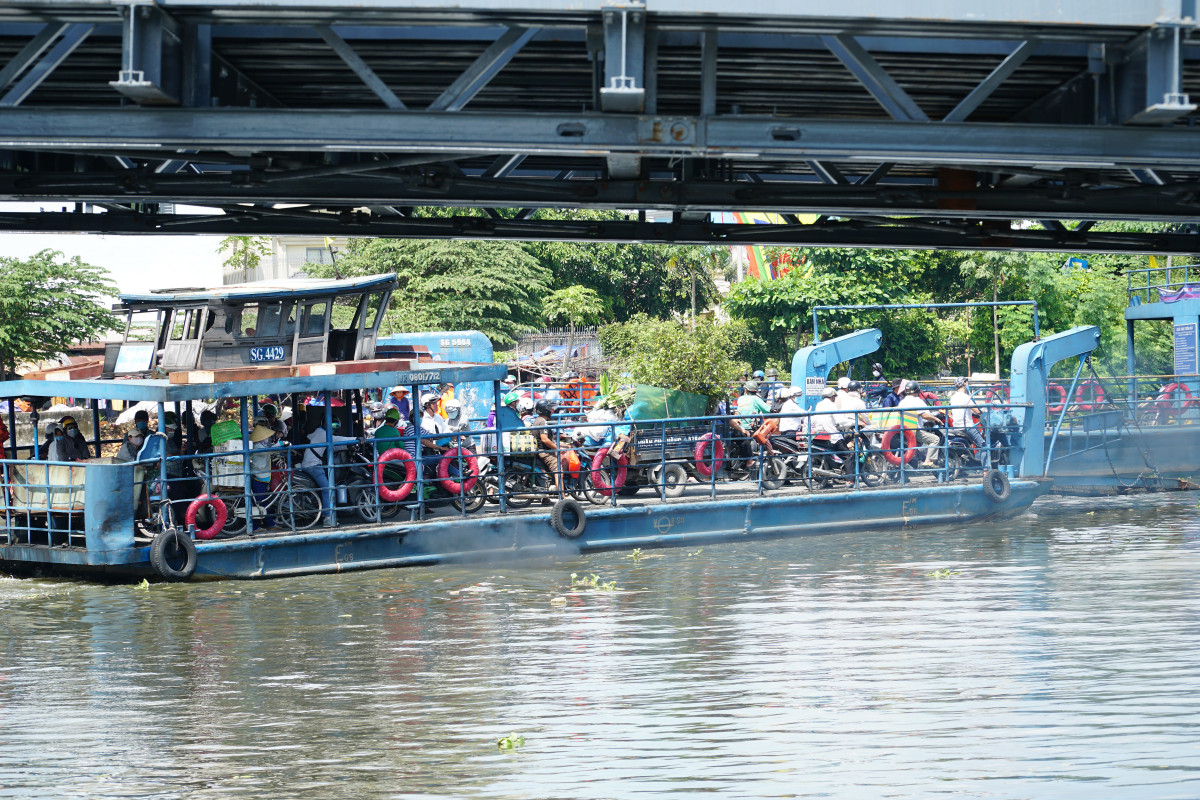 Đây là cây cầu hứa hẹn nối hai quận, đảm bảo an toàn giao thông, tạo điều kiện phát triển kinh tế - xã hội.