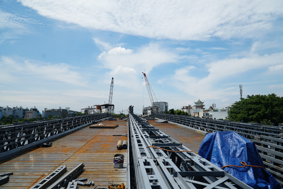 Đồng thời, xây dựng cải tạo đường dẫn hai bên cầu dài 1.166m, xây dựng hệ thống cống hộp thoát nước có kích thước 3mx3m, lắp đặt hệ thống chiếu sáng, kè bêtông cốt thép dọc bờ sông Vàm Thuật...