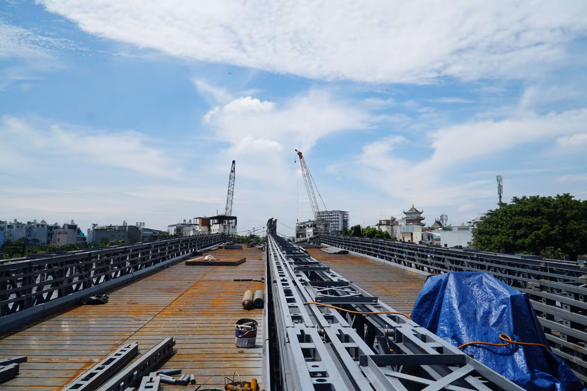 Đồng thời, xây dựng cải tạo đường dẫn hai bên cầu dài 1.166m, xây dựng hệ thống cống hộp thoát nước có kích thước 3mx3m, lắp đặt hệ thống chiếu sáng, kè bêtông cốt thép dọc bờ sông Vàm Thuật...
