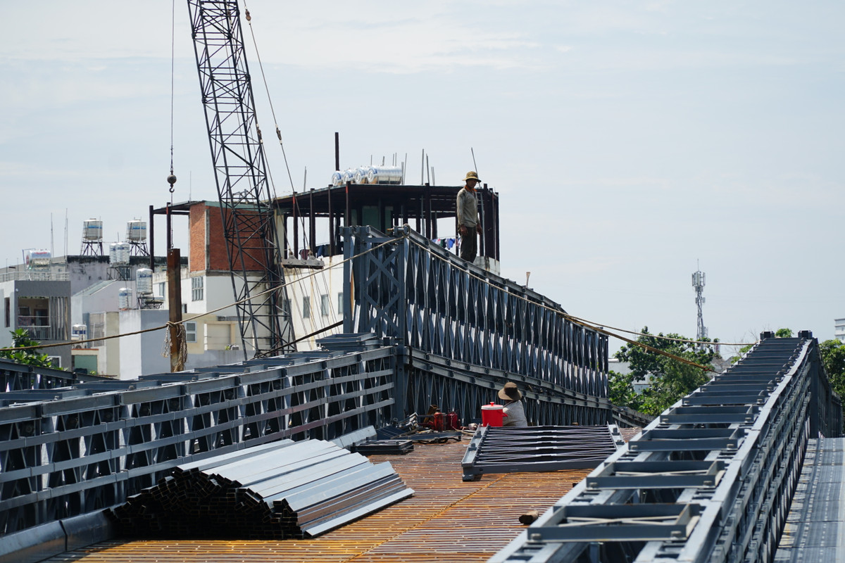 Ghi nhận của PV ngày 23/9, công nhân vẫn miệt mài trên công trường để lắp ghép kết cấu các nhịp, cống hộp, đường dẫn vào cầu.