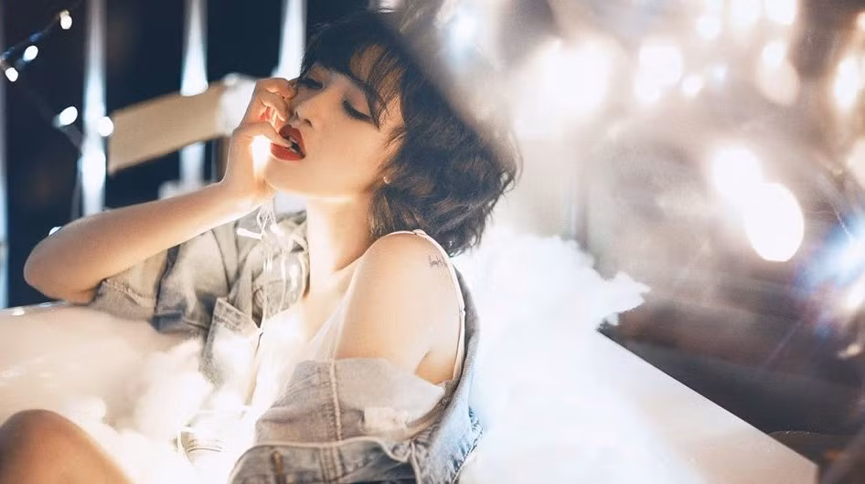 Sau thời gian khá im hơi lặng tiếng vì lùm xùm liên quan quyền tác giả ca khúc Điều còn lại, loạt ảnh mới nhất của Mờ Naive nhanh chóng nhận được nhiều sự quan tâm trên mạng xã hội.