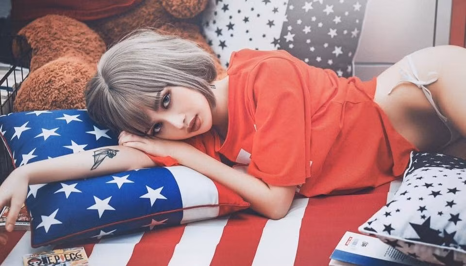 Trong loạt hình mới, thiếu nữ mạnh dạn diện những trang phục khoe đường cong nóng bỏng.