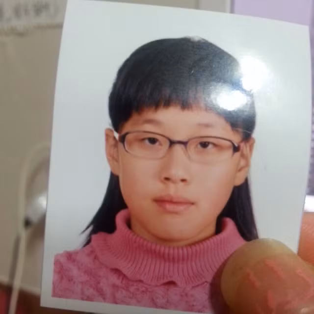 Câu chuyện cải thiện nhan sắc của cô gái Hàn Quốc xinh đẹp đang là chủ đề được cộng đồng mạng châu Á rầm rộ chia sẻ. Bởi lẽ, trước đó, cô gái này đã bị người yêu đá và bị chê là kém sắc, "vịt bầu"…