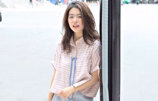 Bên cạnh chuyện học tập, hot girl Hà thành còn được chú ý thông qua các hoạt động như làm người mẫu ảnh và review mỹ phẩm.