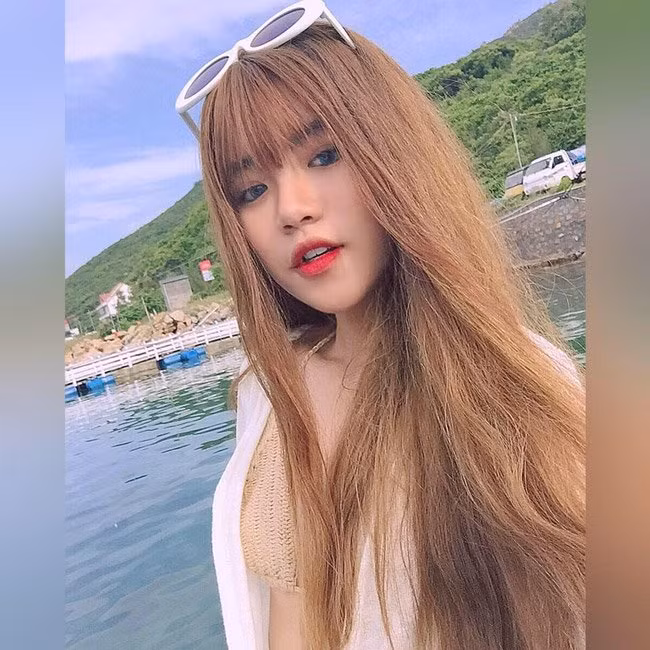 Ngô Thùy Trâm (sinh năm 1999, Đồng Nai) là một "hot face", sở hữu gần 400.000 lượt theo dõi trên Facebook cá nhân.