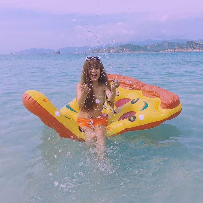 Cô học tại Đồng Nai vào những ngày trong tuần, còn cuối tuần vào Sài Gòn làm mẫu ảnh.