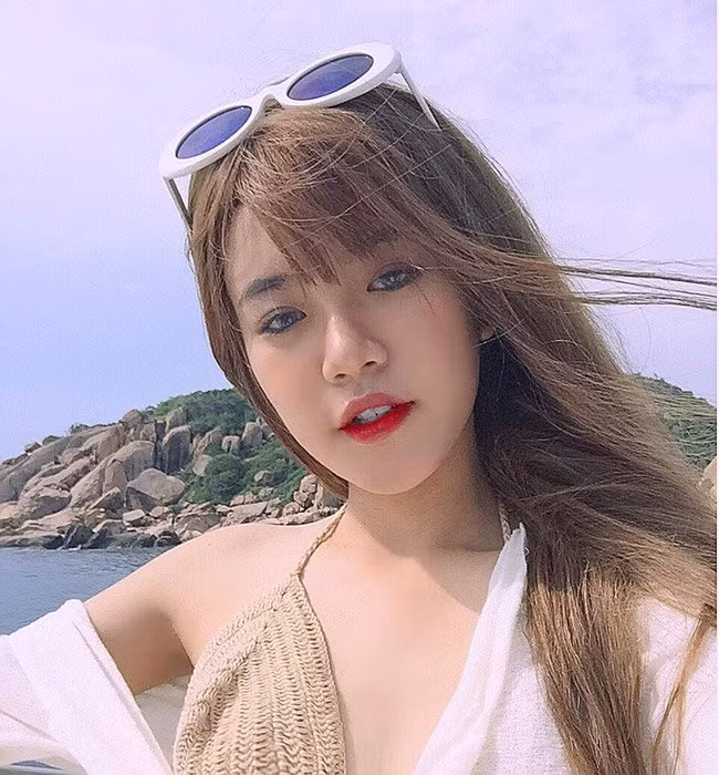 Dù mới 17 tuổi và đang học phổ thông nhưng Thùy Trâm vẫn muốn thử sức với sân chơi lớn, nơi quy tụ nhiều cô gái có sắc vóc nổi bật.