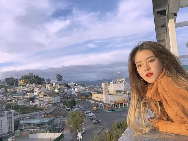 "Đi lại nhiều cũng khá vất vả nhưng đó là công việc mình rất thích, rất đam mê nên vẫn cố theo đuổi", Thùy Trâm chia sẻ.