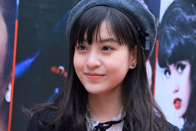 Nguyễn Lâm Thảo Tâm (17 tuổi) được nhiều người ngưỡng mộ khi đạt 8.5 IELTS ngay trong lần thi đầu tiên. Với những thành tích cao trong học tập, tháng 8/2016, nữ sinh nổi tiếng trở thành đại diện của Việt Nam tham dự Diễn đàn lãnh đạo trẻ thế giới tại Brazil. Không chỉ học giỏi, Thảo Tâm còn sở hữu vẻ đẹp trong sáng, dễ thương.