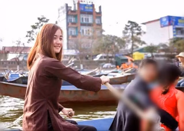 Bùi Huyền Trang (22 tuổi) được nhiều người biết tới qua khoảnh khắc lái đò, đưa du khách đi trẩy hội chùa Hương đầu năm mới. 9X đã tốt nghiệp ngành Mầm non và hiện ở nhà phụ giúp cha mẹ. Mỗi ngày hai lần, cô gái nhỏ nhắn đều đặn chở khách từ chùa Thanh Sơn đến động Hương Tích.