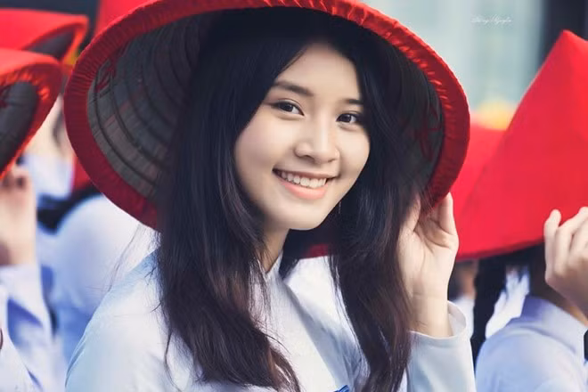 Ngô Thục Bảo Trân (16 tuổi) được coi là thiếu nữ nổi bật trong số 1.000 cô gái tham gia trình diễn tại Lễ hội Áo dài lần thứ tư vừa qua. Nhiều dân mạng nhận xét rằng nữ sinh trường THPT Trưng Vương TP.HCM có nhiều nét giống thành viên Tzuyu của nhóm nhạc Twice ở Hàn Quốc.