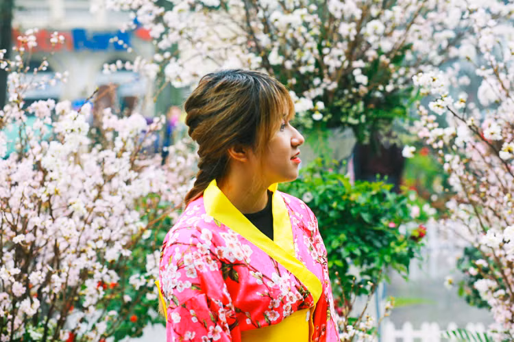 Các cô gái trẻ mặc kimono được ban tổ chức lễ hội bố trí để hướng dẫn các vị khách tham quan, ngắm hoa và cũng sẵn sàng trở thành "mẫu ảnh".