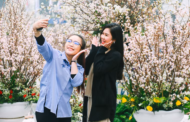 Chụp ảnh dĩ nhiên là công việc không thể thiếu của các bạn trẻ, đặc biệt là các cô gái khi đến với không gian tràn ngập sắc hoa anh đào như thế này.