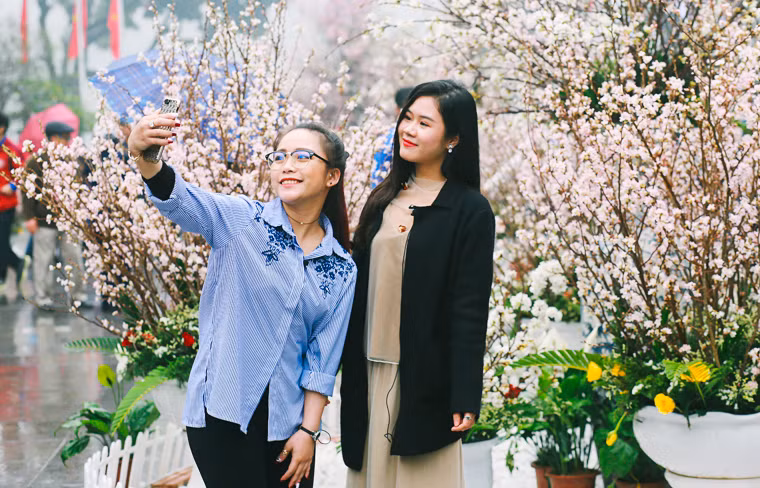 Trong khung cảnh lung linh, đáng yêu của "rừng" hoa anh đào trắng - hồng khoe sắc, vẻ xinh xắn của những cô gái trẻ góp phần tô điểm thêm quang cảnh tuyệt vời ở lễ hội.