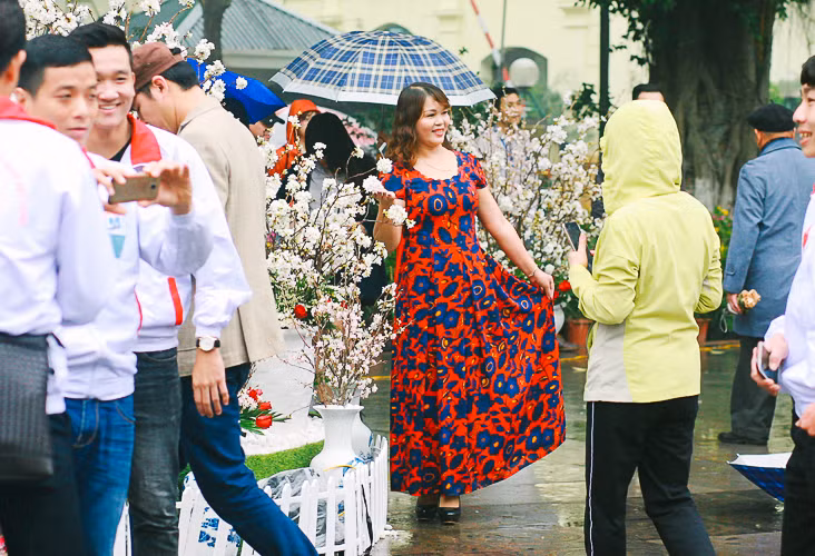 Không còn quá trẻ nhưng cô gái này vẫn có cách để trở nên nổi bật trong không gian lễ hội hoa.