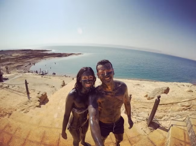 Một cuộc phiêu lưu rất lầy lội của hai vợ chồng khi đến biển Chết ở Jordan. Ảnh: Eser Instagram/Eser Aksan Erdogan.