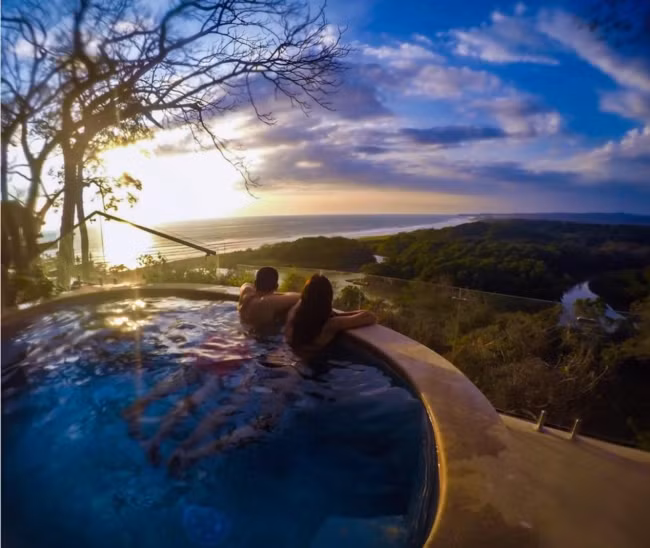 "Tôi cảm thấy may mắn khi việc đi du lịch là điều tôi thật sự yêu thích trong cuộc sống, và tôi có thể làm điều này với người mình yêu và bạn bè", Volkan nói. Trong khi tài khoản Instagram của Eser đều là những chuyến đi hoàn hảo của cả hai, nhưng thực tế nó không hề dễ dàng, khi mà việc đi du lịch là một phần công việc của họ.