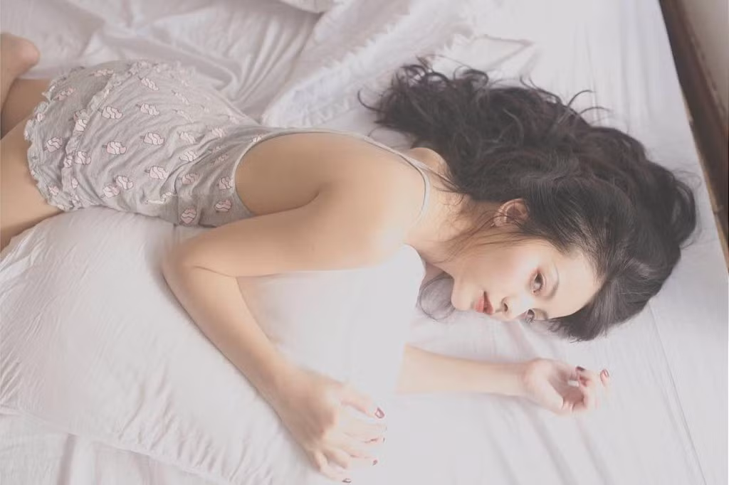 Yu Dương là gương mặt quen thuộc trong giới trẻ thông qua các dự án nghệ thuật. Trước khi tham gia MV của Chi Dân, cô từng đóng phim Mày râu làm vợ, Con đường phía trước, Lời nguyền huyết ngải, Cô dâu đại chiến 2... và xuất hiện trong MV của nhiều ca sĩ.