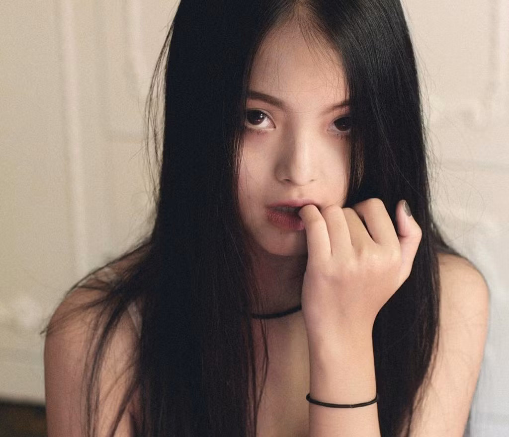 Mặc dù không quá ồn ào, "bạn gái Chi Dân" vẫn được nhiều người yêu mến trên mạng. Hiện trang cá nhân của cô thu hút hơn 120.000 người theo dõi.