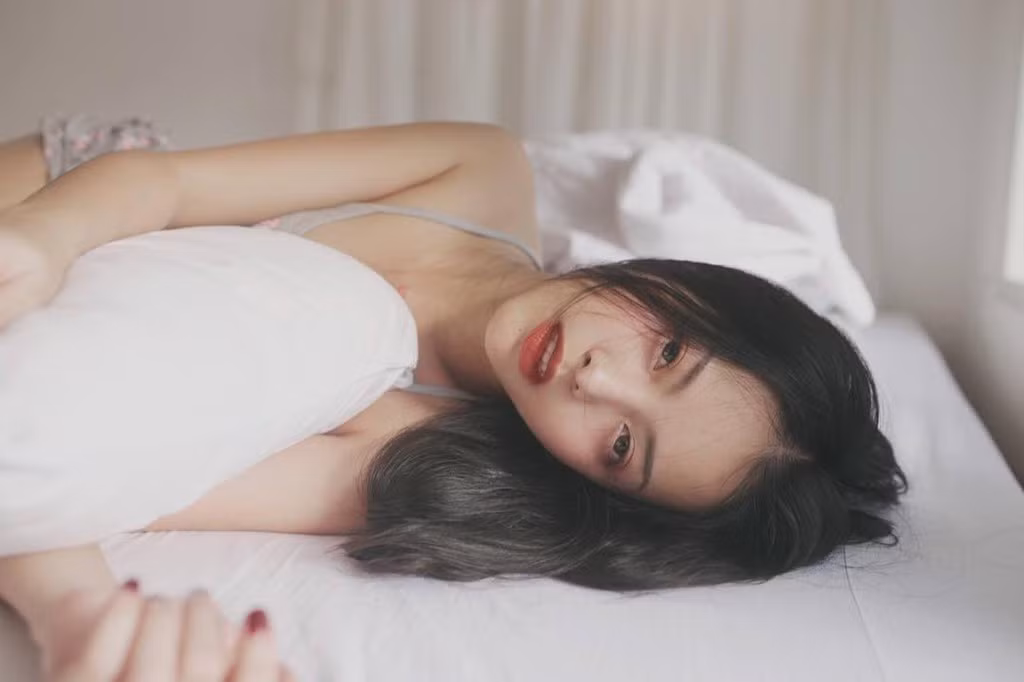 Điểm ấn tượng trên gương mặt của 9X là đôi mắt sắc sảo, có phần ma mị. Trong loạt ảnh chụp mới nhất chia sẻ lên mạng xã hội, vẻ ngoài xinh đẹp, cuốn hút của cô được nhiều dân mạng khen ngợi.