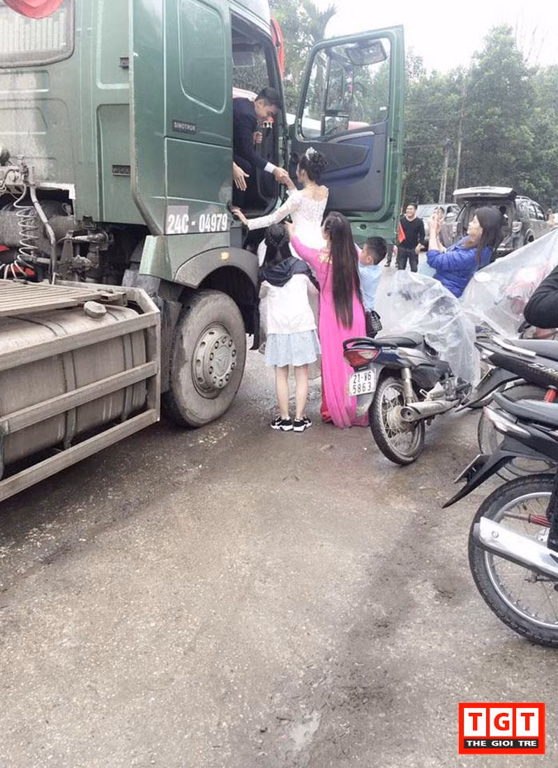 “Độc và lạ nhưng cũng nguy hiểm lắm, rất dễ xảy ra tai nạn. Nhưng dù sao cũng chúc cô dâu chú rể hạnh phúc”, một tài khoản FB chia sẻ. Trao đổi với PV Thế Giới Trẻ, người dân huyện Yên Bình, tỉnh Yên Bái xác nhận, đám cưới trên diễn ra vào ngày hôm nay (16/03) trên địa bàn của huyện.