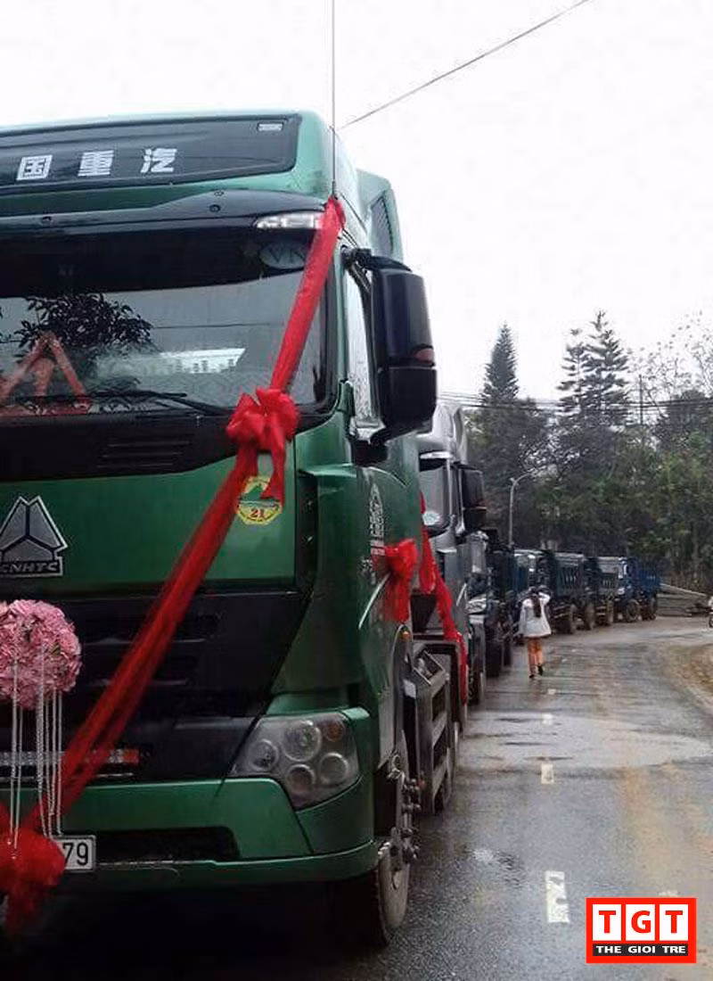 "Chưa bao giờ người dân huyện lại thấy hào hứng và vui bởi sự độc đáo trong việc đón dâu bằng xe tải của đám cưới tới vậy"- chị Phương Anh chia sẻ thêm. Tuy nhiên, bên cạnh đó một số người cho rằng, việc tổ chức rước dâu bằng xe tải của chú rể tiềm ẩn nhiều nguy cơ mất an toàn.