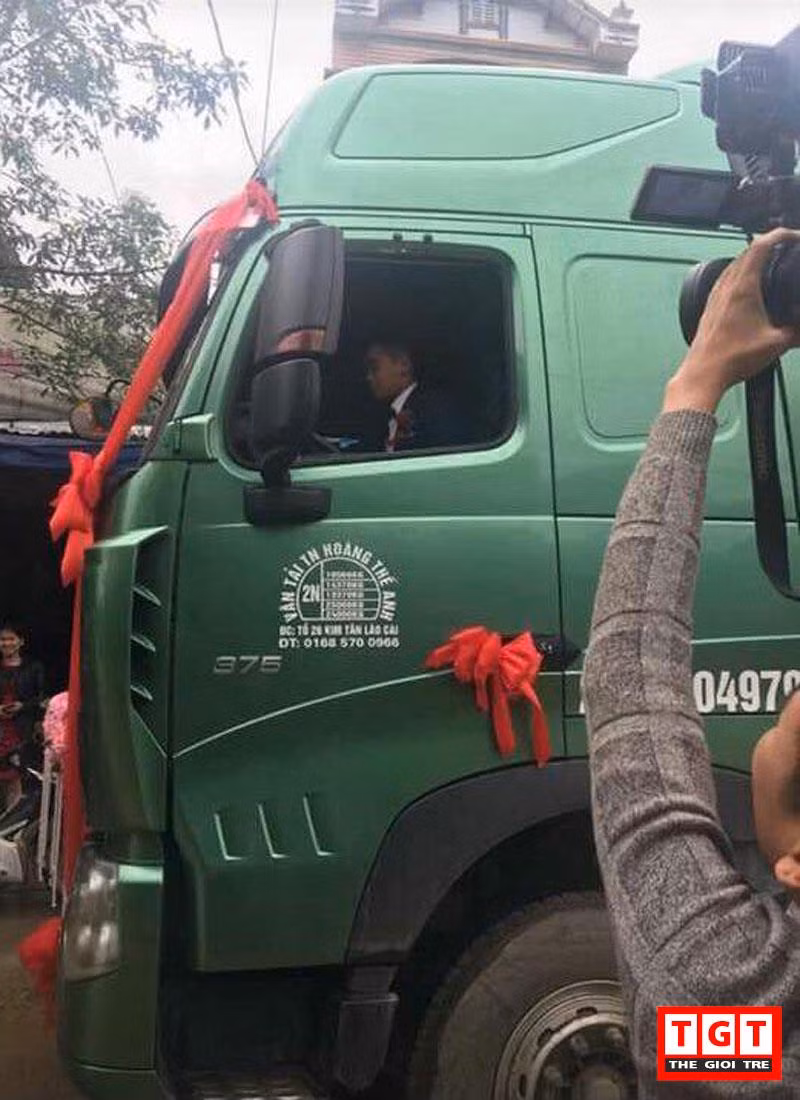 Đúng như dự đoán của tài khoản Facebooker trên, chị Phương Anh, một người dân ở gần địa điểm tổ chức đám cưới cho hay: "Chú rể tên Hải, sinh năm 1993 ở xã Bảo Ái, huyện Yên Bình, tỉnh Yên Bái làm nghề lái xe tải, còn cô dâu sinh năm 1997 ở cách đó 15 km. Nhà chú rể cũng có xe con, nhưng vì có nhiều bạn bè làm nghề lái xe tải nên đã nghĩ ra phương án đón dâu vô cùng độc đáo này".