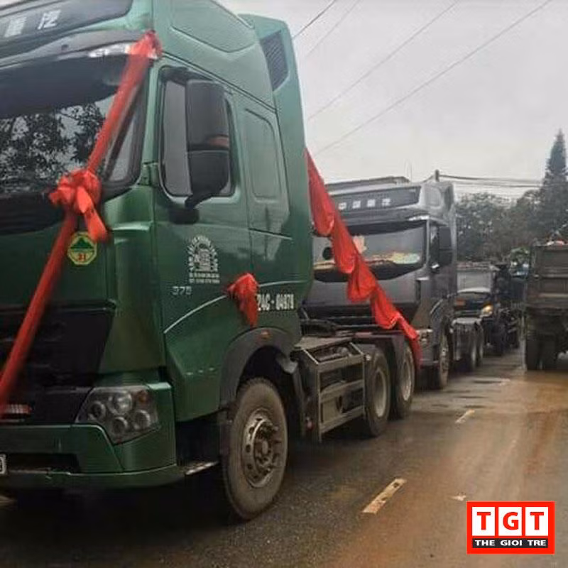 Một Facebooker bình luận: “Mình thấy đám cưới này rất hài hước và độc đáo, khả năng chú rể là người làm nghề lái xe nên đã nghĩ ra ý tưởng này để tạo bất ngờ cho cô dâu”.