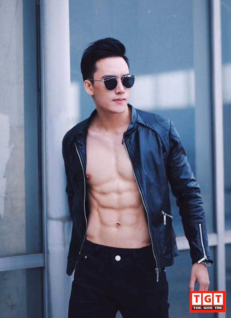 Chia sẻ về việc được đón nhận sự mến mộ từ phái nữ như vậy, anh chàng khiêm tốn cho rằng: "Về ngoại hình thì mình cũng chỉ ở mức độ dễ nhìn chứ chưa được gọi là đẹp do đặc thù công việc đứng dưới ánh đèn sân khấu có thể là ăn đèn hoặc có khi là đôi chút mờ ảo nên mọi người cứ khen là đẹp trai...".