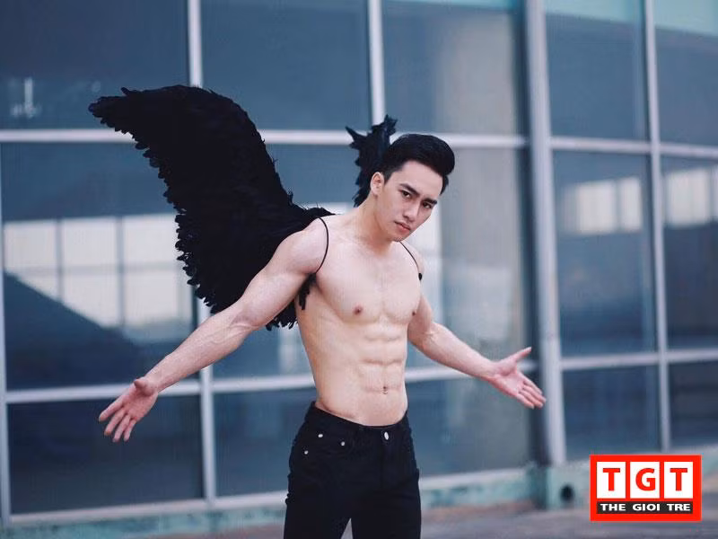 Vũ công Ngọc Minh được giới nữ mến mộ khi sở hữu khuôn mặt điển trai cùng ngoại hình chuẩn, cơ bụng 6 múi và khuôn mặt có nét giống với người Thái Lan.