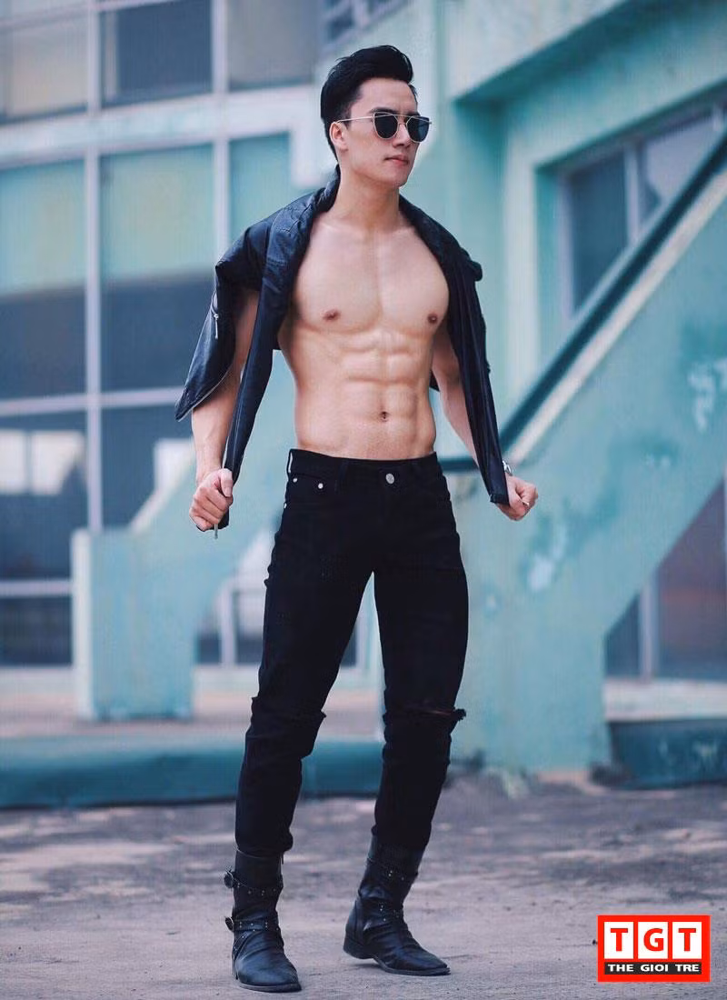 Để giữ cho ngoại hình chuẩn như vậy, mỗi ngày cậu bạn bỏ ra 1 tiếng đồng hồ để dành thời gian tập luyện ở phòng tập gym.