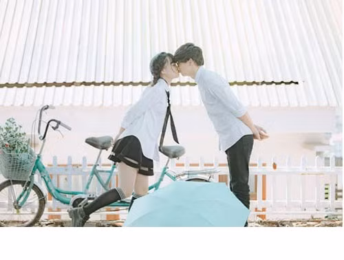 “Thế nhưng, chỉ chụp thế thôi thì phí cảnh quá nên tôi tìm một đôi tình nhân đến đó “làm nền” cho hoa ban (cười). May sao gặp đúng đôi trẻ này, vừa lãng mạn lại vừa xì tin, rất phù hợp với ý tưởng”, anh chia sẻ.