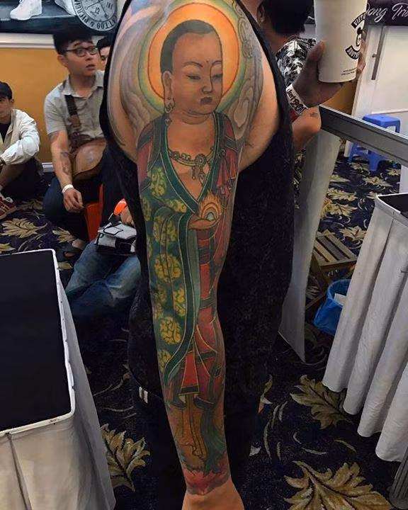 Xăm kín cánh tay...