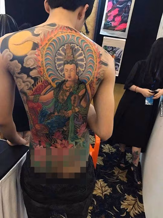 Xăm màu kín lưng.