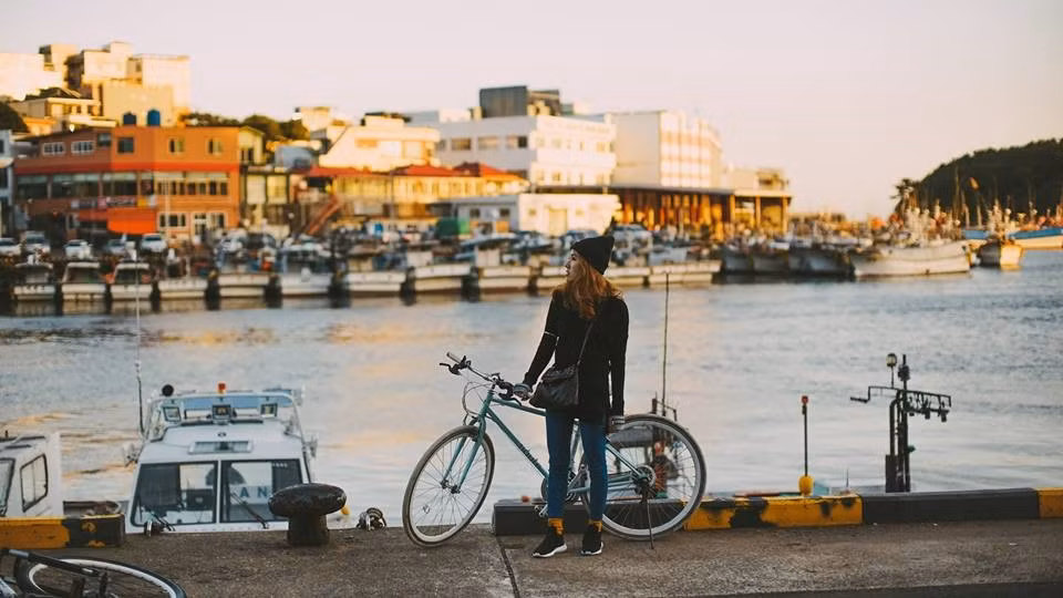 Du lịch đảo Jeju, bạn có thể chọn xe bus 1.300 won cho 20 km, hoặc đi taxi hay xe đạp. Muốn đi xe máy, bạn phải có bằng lái xe quốc tế. Điều đáng lưu ý là người Hàn Quốc hầu như không nói tiếng Anh cho dù tại các điểm dịch vụ công cộng.