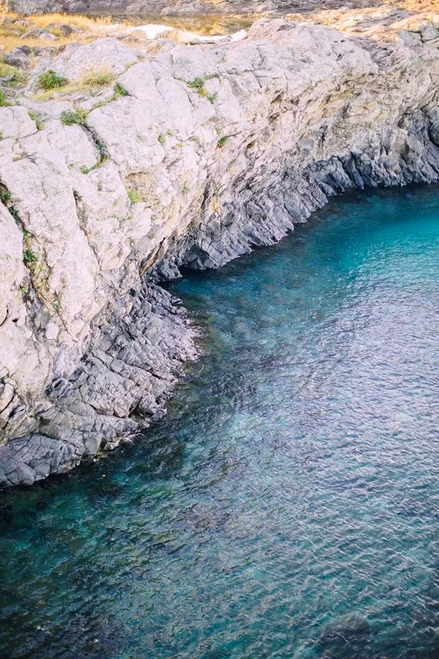 Nhà nghỉ và khách sạn trên đảo Jeju rất phong phú và đa dạng cả về chất lượng cũng như số lượng. Nhà nghỉ giá trung bình từ 500.000 đồng/phòng, khách sạn 3 sao có giá trung bình khoảng 1 triệu đồng/phòng. Các bạn nên thuê phòng gần với những địa danh mà mình muốn đến, tránh phải di chuyển xa vừa tốn thời gian và chi phí đi lại.