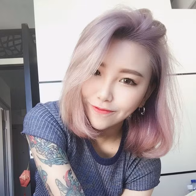 Theo thông tin đăng tải, Hi Lộ xuất thân từ trường Đại học Bách Khoa ở Hồng Kông. Tuy nhiên hot girl xăm trổ này lại có hướng phát triển khác biệt với ngành nghề mình theo học.