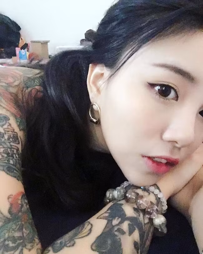 Năm 2016, Thạch Hi Lộ tham gia chương trình tuyển chọn người đẹp D.n.A của đài ViuTv và lọt top 20.