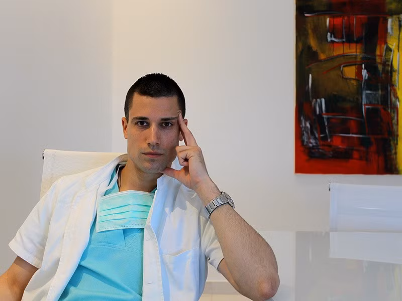 Theo Daily Mail, chàng bác sĩ phẫu thuật thẩm đang gây chú ý trên mạng xã hội là Vasilije Vujovic, 28 tuổi. Anh hiện công tác tại bệnh viện State Hospital, thành phố Belgrade, Serbia.