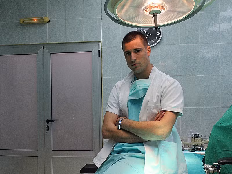 Chàng bác sĩ trẻ chia sẻ anh cảm thấy may mắn khi có vẻ ngoài tương đối bắt mắt. Song điều này cũng khiến anh gặp không ít rắc rối.